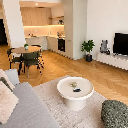 Heuhaus Old Town - Presidential Palace & Free Parking Apartman *